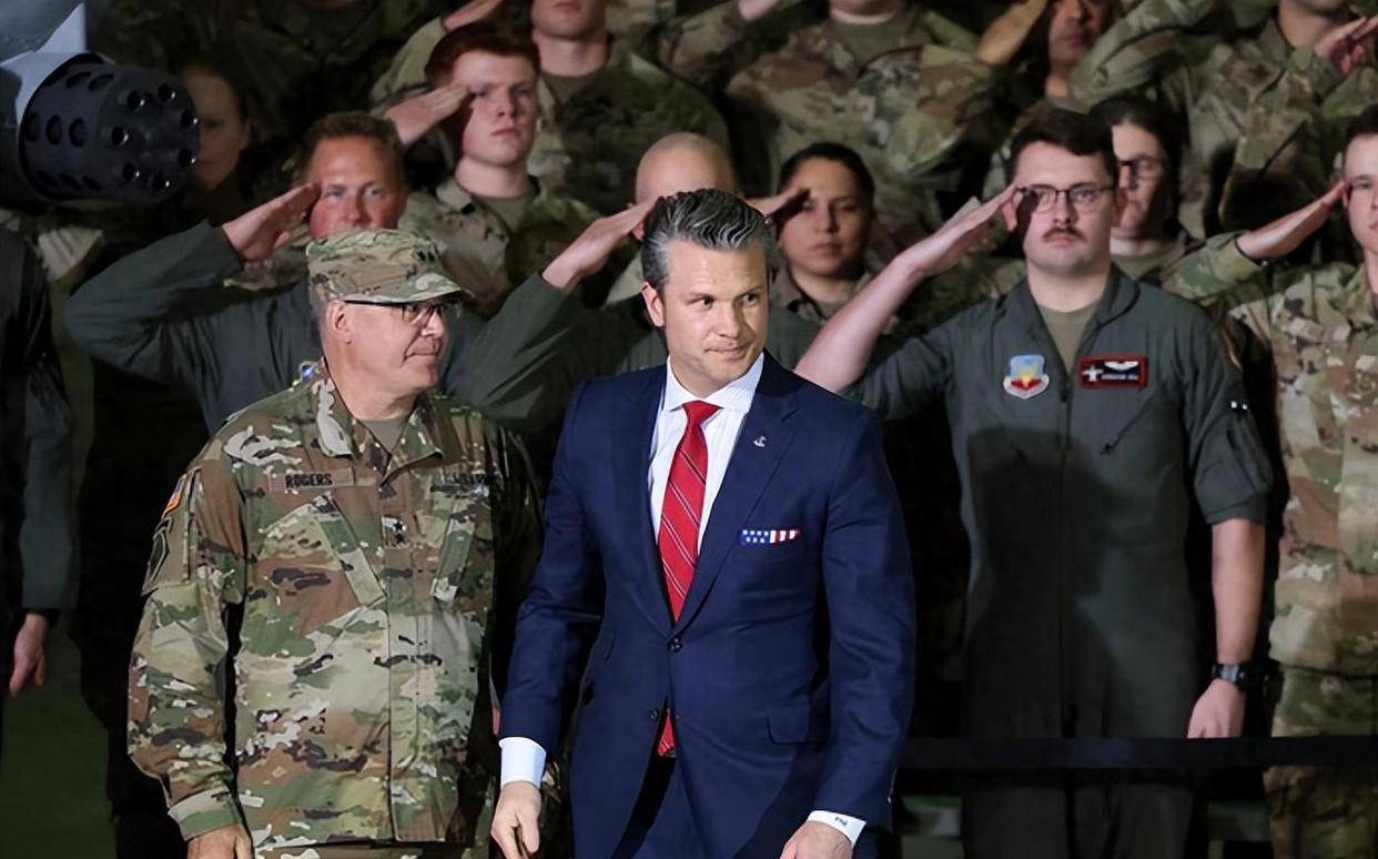 两名美军上将觉得受辱当场退伍ky开元棋牌特朗普讲话完毕(图6) 两名美军上将觉得受辱当场退伍ky开元棋牌特朗普讲话完毕(图6)